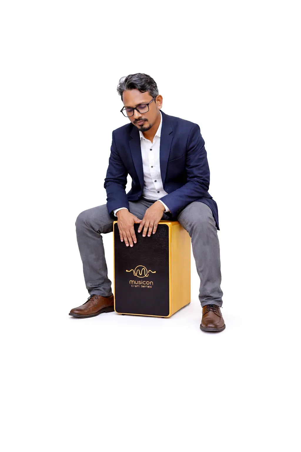 A player seated on a MusicOn Craft Series cajon